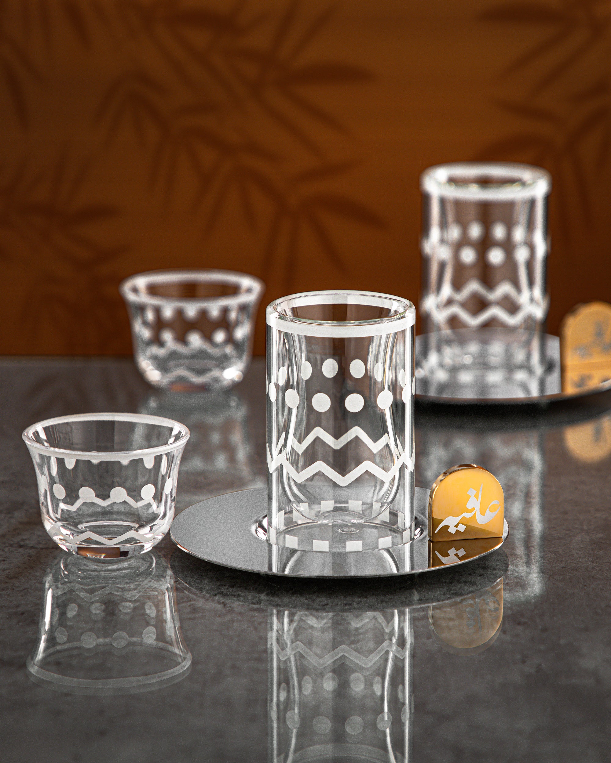 طقم شاي وقهوة المرجان ١٨ قطعة بلمسات فضية وذهبية لامعة