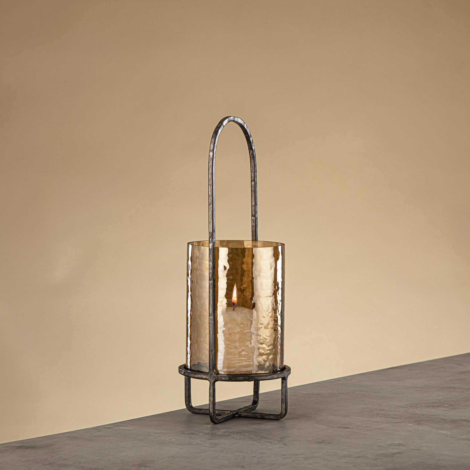 Almarjan Miles Hurricane Lantern Hammered Copper Brown Glass 13.5x13.5x36 CM Vintage Silver Stand (GMT2960004)