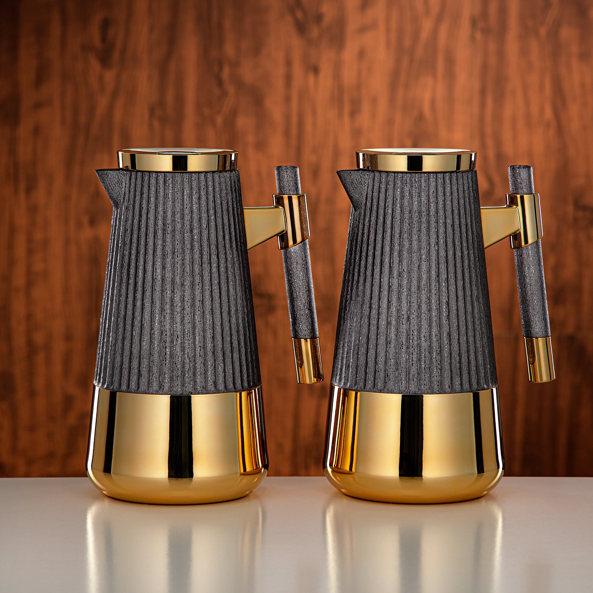 طقم ترامس المرجان 1 لتر + 1 لتر أسود غامق وذهبي