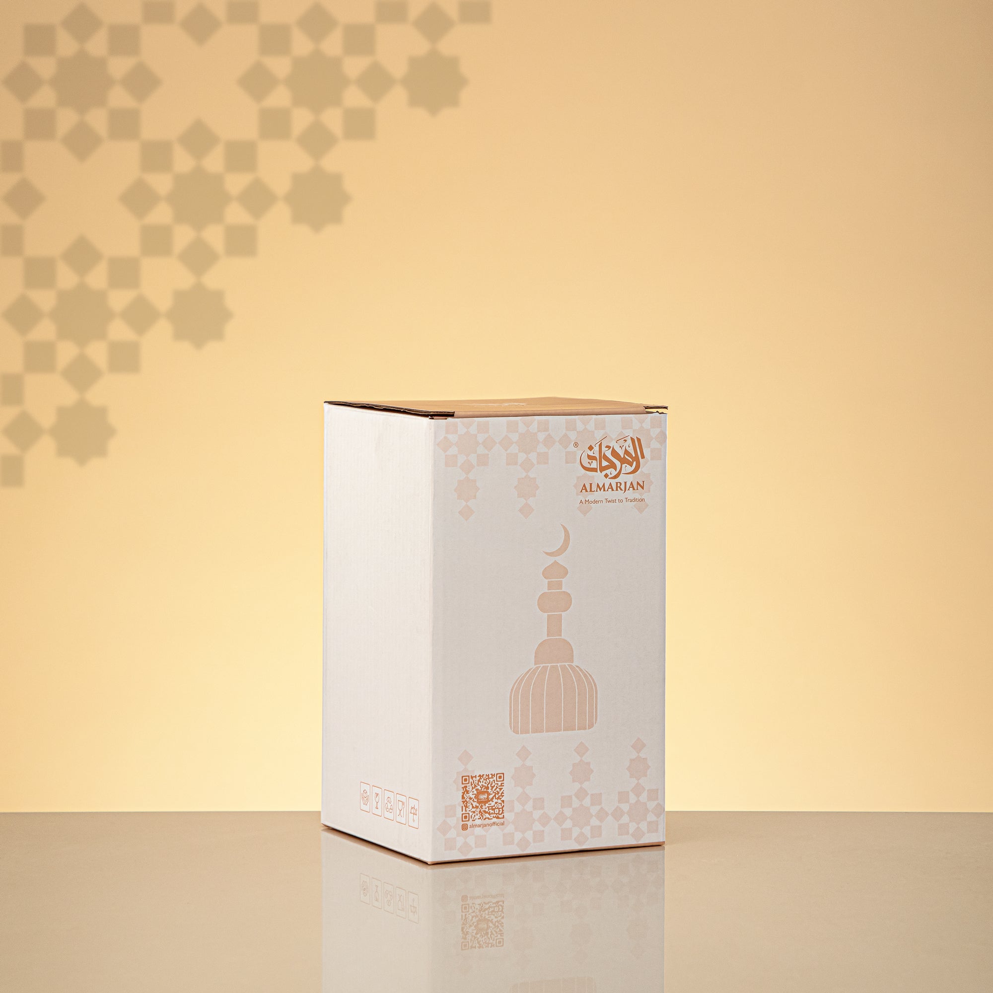 Almarjan Minaret Table Decoration 17cm x 9cm White with Golden Lines & Crescent Moon – Noor Al Layali