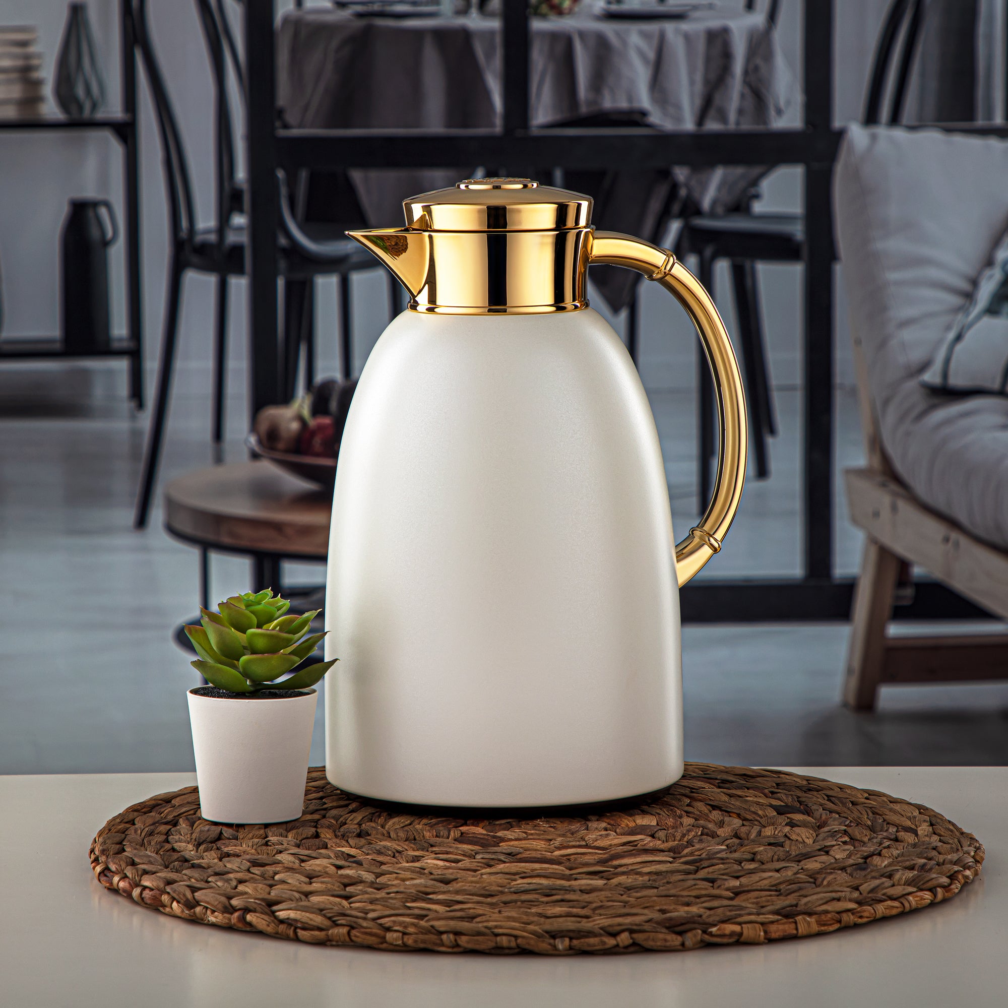 Almarjan 1.6 Liter Vacuum Flask Pearl White & Gold - QVC-1600Q330YZC95